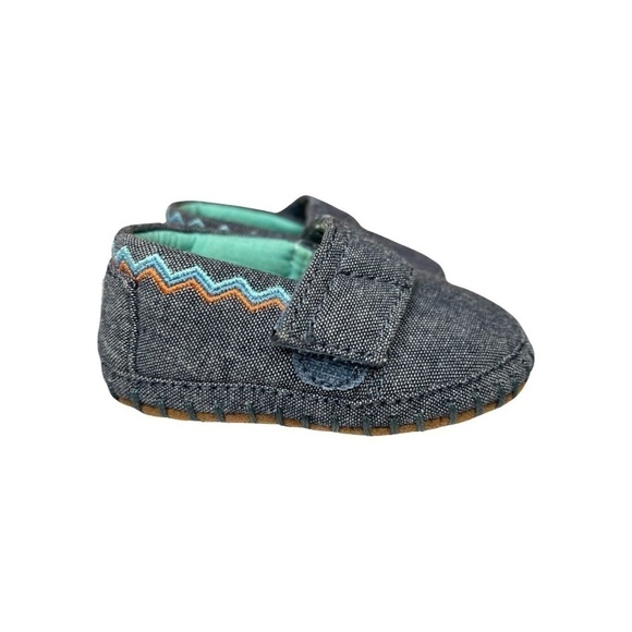 TOMS Blue Chambray Embroidery Baby Crib Shoes Moccasins - Picture 2 of 6